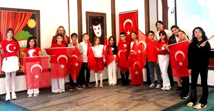 Akşehir Belediyesi Tiyatro Kulübü Öğrencilerinden Cumhuriyet’e Sanatla Selam!