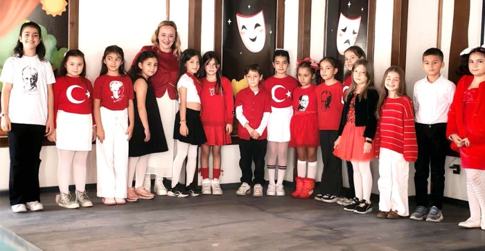 Akşehir Belediyesi Tiyatro Kulübü Öğrencilerinden Cumhuriyet’e Sanatla Selam!
