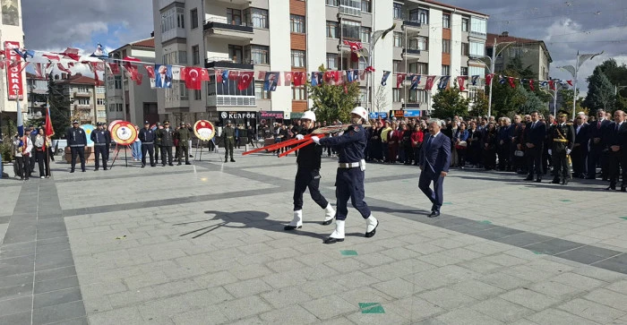 Akşehir’de Cumhuriyet Bayramı Kutlamaları Çelenk Sunma Töreniyle Başladı