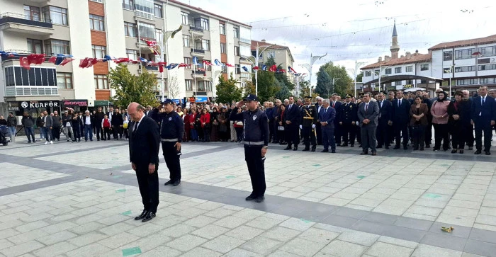 Akşehir’de Cumhuriyet Bayramı Kutlamaları Çelenk Sunma Töreniyle Başladı