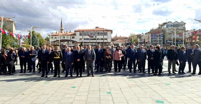 Akşehir’de Cumhuriyet Bayramı Kutlamaları Çelenk Sunma Töreniyle Başladı