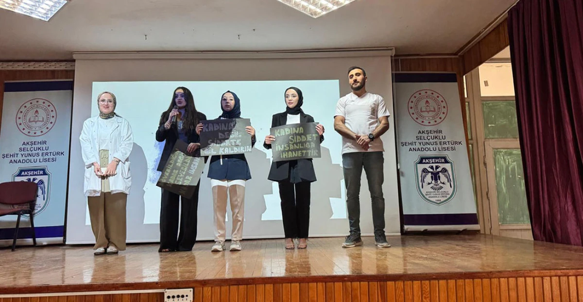 Hemşirelik Öğrencilerinden Anlamlı Seminer: Kadına Şiddete Dur De!