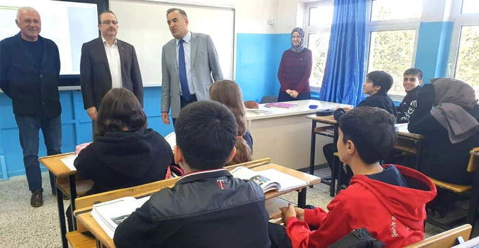 Müdür Topaloğlu’ndan Akşehir Şehit Selçuk Özer Anadolu Lisesi’nde Yenilikçi Sınıf İncelemesi