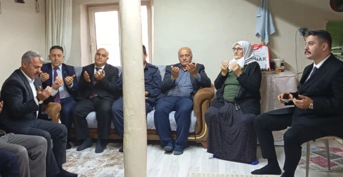 Yunak Kaymakamı Taşavlı ve Belediye Başkanı Günaltay Şehit Ailesini Ziyaret Etti