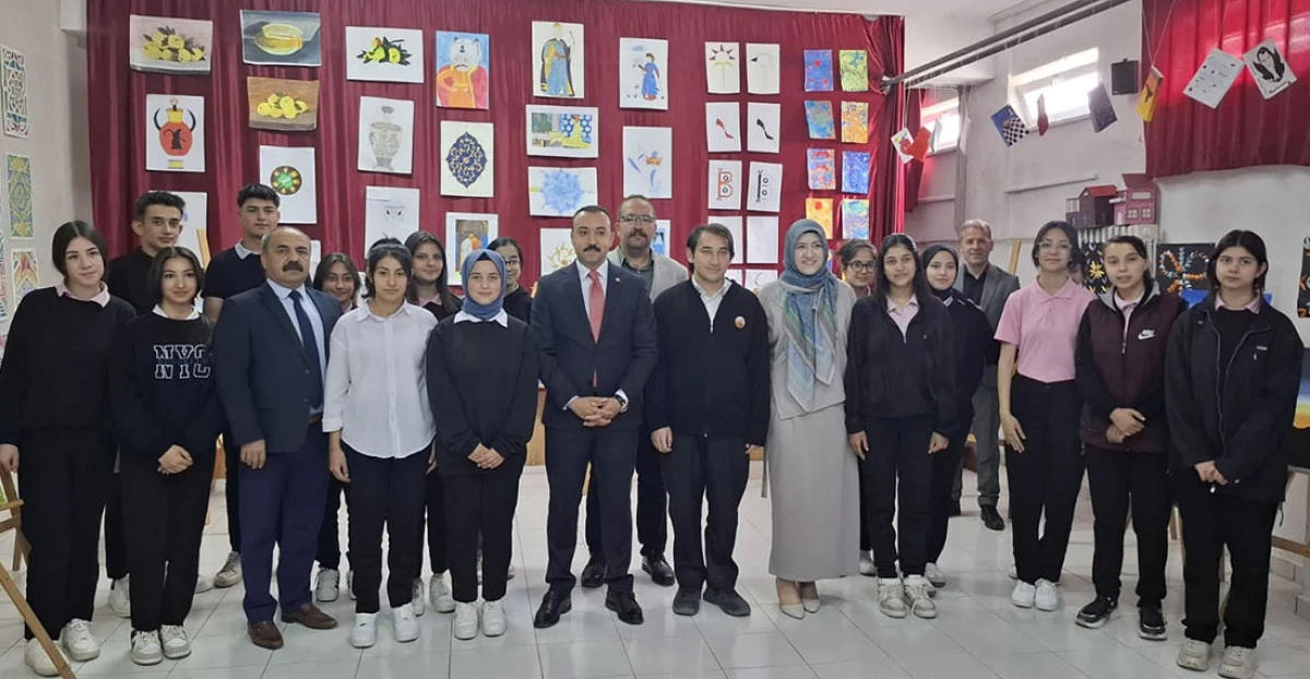 Yunak Cemal Karacan Anadolu Lisesi'nden Yıl Sonu Resim Sergisi